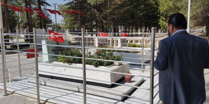 Rektör Akgül, Şehit Ömer Halisdemir’in kabrini ziyaret etti