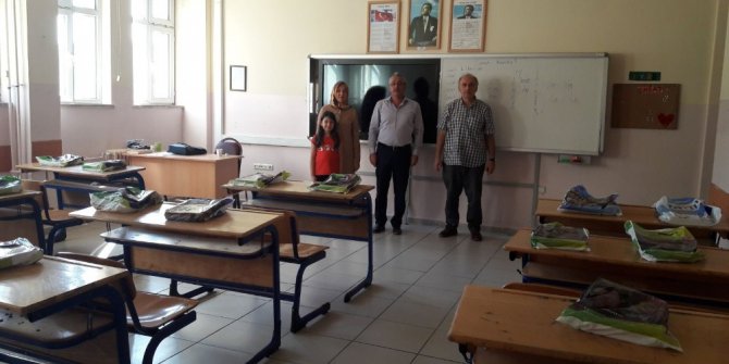 Okullarda öğrencilerin kitapları sıralarına bırakıldı