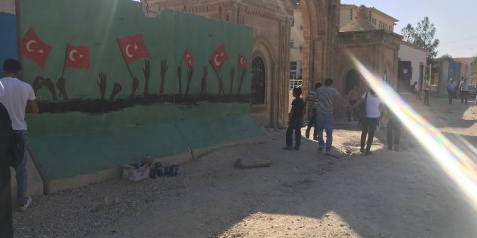 Beton bariyerleri sanat eserine dönüştürdüler