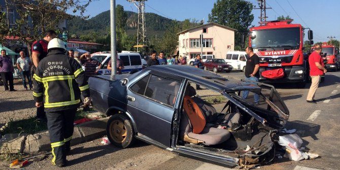 Otobüsün çarptığı otomobil ikiye bölündü: 3 yaralı