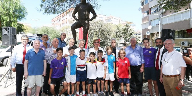 ‘Taçsız Kral’ ölümünün 26. yılında anıldı