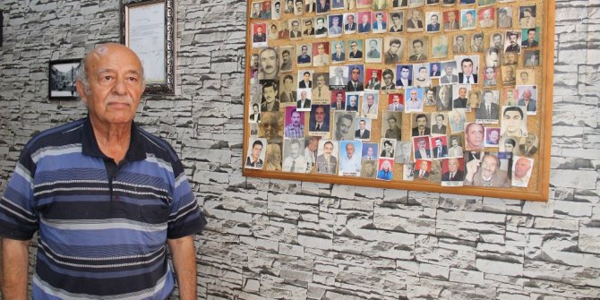 Ölen müşterilerinin fotoğraflarını iş yerinde sergiliyor