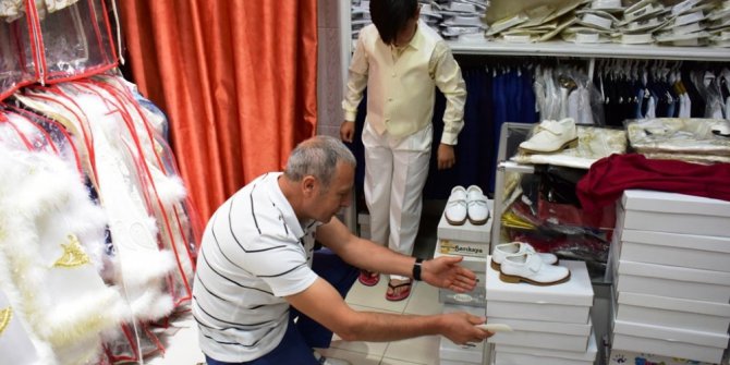 Şölen öncesi minikler sünnetliklerini seçip erkekliğe ilk adımı attılar