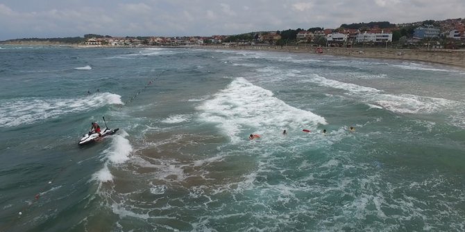 Dev dalgaların arasında nefes kesen kurtarma operasyonu