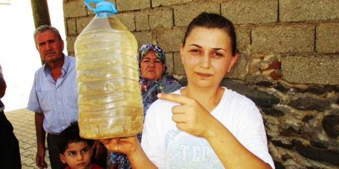 Ödemiş’in bir mahallesinde musluklardan çamur akıyor