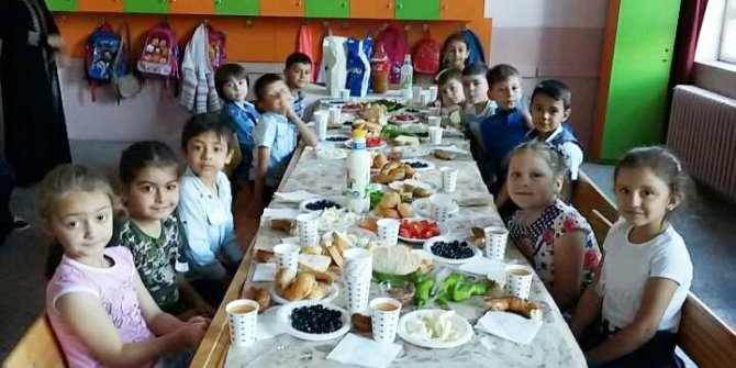 Minikler aileleriyle okulda sabah kahvaltısı yaptı