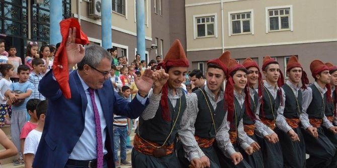 Halayın Başını Vali Çekti