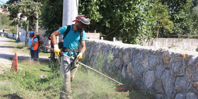Akçakoca Belediyesi ekipleri uzayan otları temizliyor