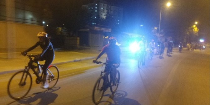Trafiğin parçası olduklarını göstermek için pedal çeviriyorlar