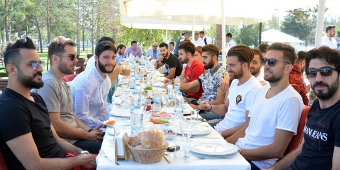 B.B.Erzurumsporlu futbolcular, Yönetim Kurulu ile kahvaltıda bir araya geldi