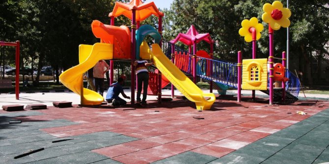 Karaman’da çocukların oyun alanları daha güvenli hale getiriliyor