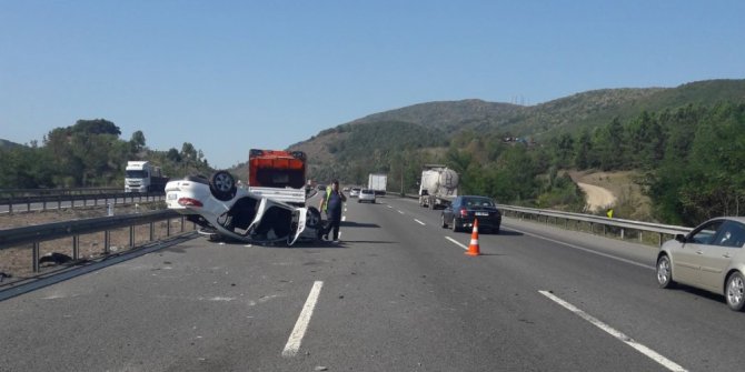 TEM Otoyolunda meydana gelen kazada 2 kişi yaralandı
