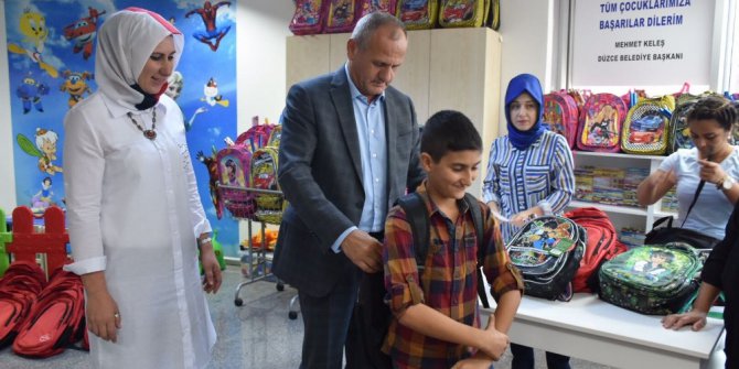 Düzce Belediyesi hayır çarşısından kırtasiye desteği