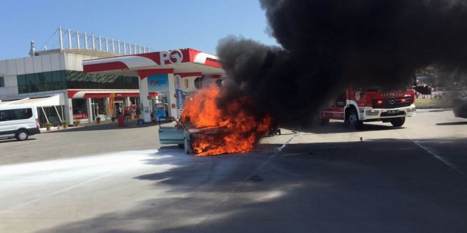 Otomobil akaryakıt istasyonunda alev alev yandı
