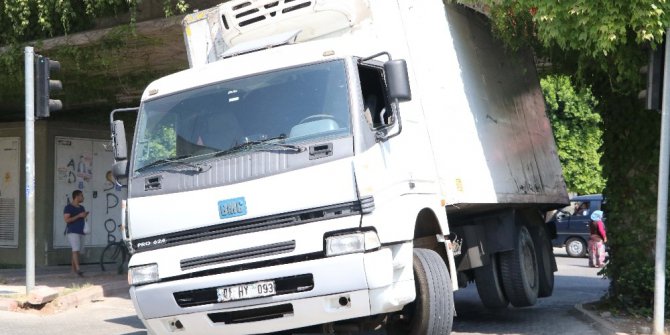 Kamyon kasası metro geçidine sıkıştı