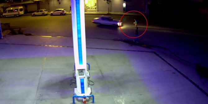 Otomobilin yayaya çarpma anı güvenlik kamerasında