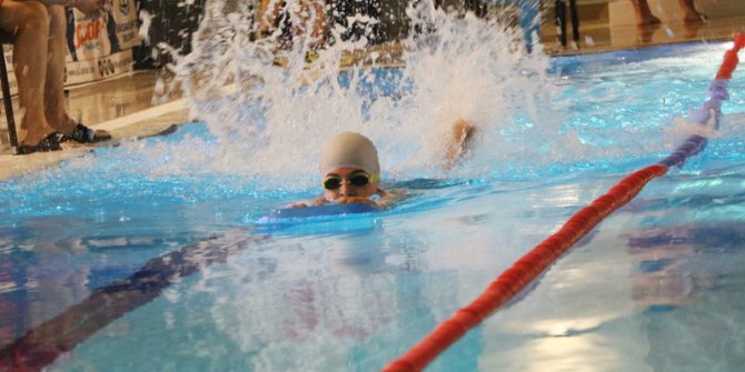 Tatile gidemeyenler Başakşehir havuzlarında serinledi