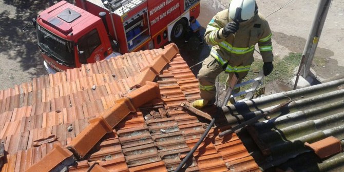 Suriyeliler ekmek pişirirken, evi yakıyordu