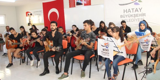 HATMEK gitar ve bağlama kursiyerlerinden mezuniyet konseri