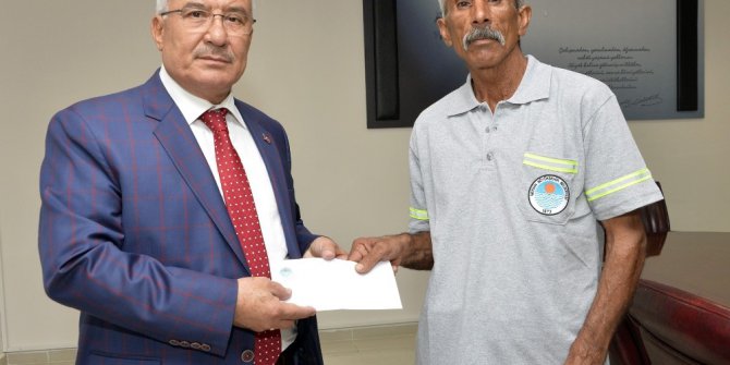 Bulduğu cüzdanı sahibine teslim eden belediye işçisine Başkan Kocamaz’dan ödül
