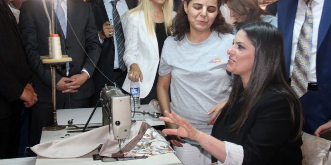 Bakan Sarıeroğlu, dikiş makinesinin başına geçti