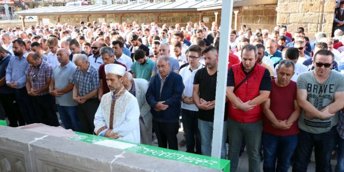 Mide ameliyatı sonrası ölen iki çocuk annesi toprağa verildi.