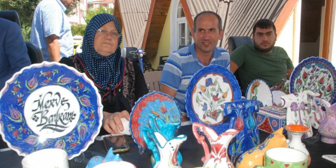 Çini yaparak aile bütçesine katkı sağlayacaklar