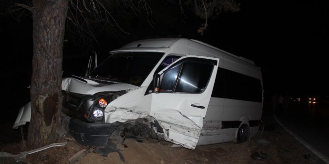 Manavgat’ta otomobil tur minibüsüne çarptı: 1’i turist 3 yaralı