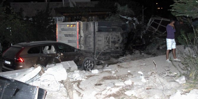 Kamyon bahçeye daldı