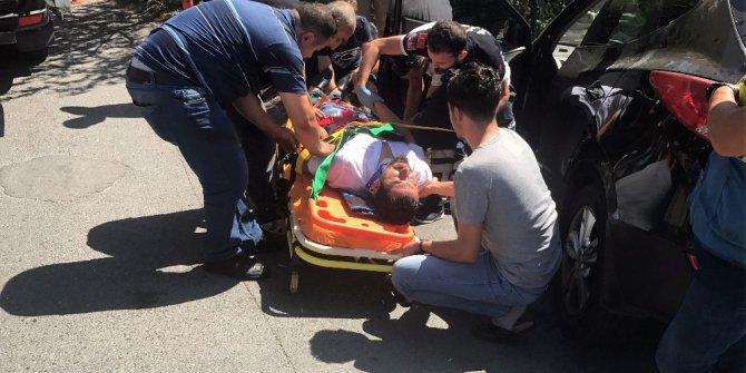 Beşiktaş’ta virajı alamayan sürücü duvara çarptı