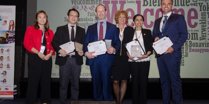 Türk doktor Singapur’da diş hekimliğini anlattı