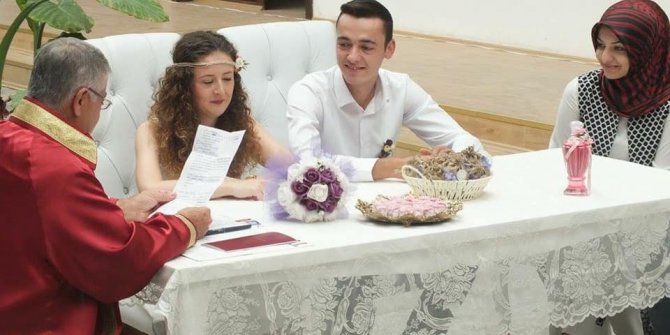 Başkan Duymuş, genç çiftlerin nikahını kıydı