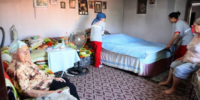 Yaşlı ve engellilerin evlerini temizliyorlar