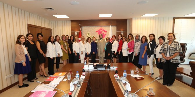 35 kadın derneğinin temsilcisi Bakan Fatma Betül Sayan Kaya’yı ziyaret etti