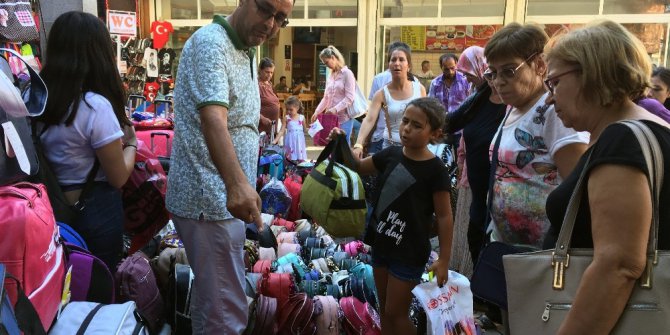 Aileleri ve çocukları okul alışverişi telaşı sardı