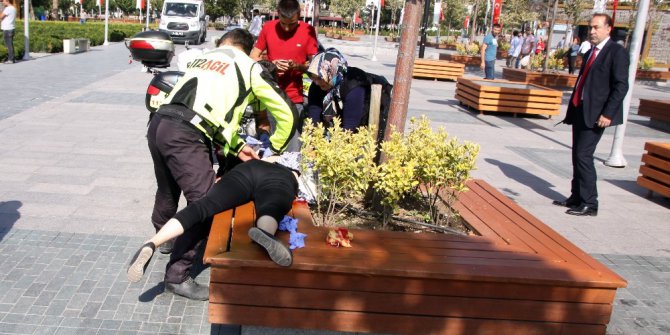 Boşanmak istemediği karısına sokak ortasında kurşun yağdırdı