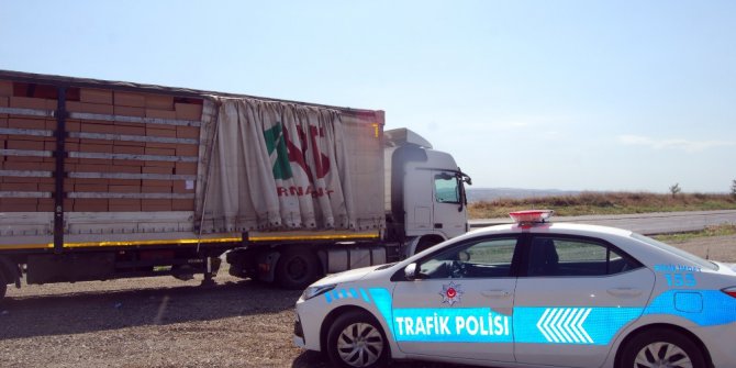 Tır şoförü aracın dorsesinde saklanan kaçak göçmenleri yakalattı