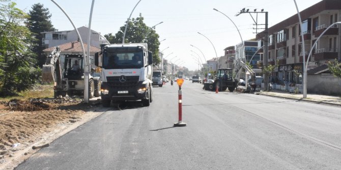 Düzce’de hem asfalt hem kaldırım yapılıyor