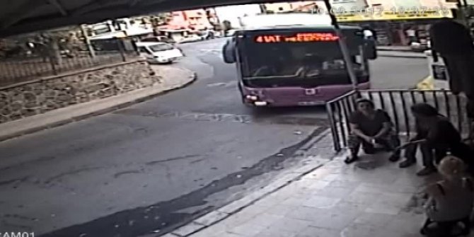 Kontrolden çıkan otobüs kaldırımdaki adamı altına aldı