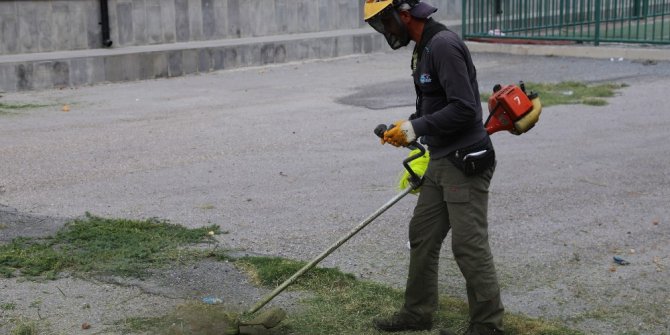 Talas’ta okulların bahçe temizliği yapıldı