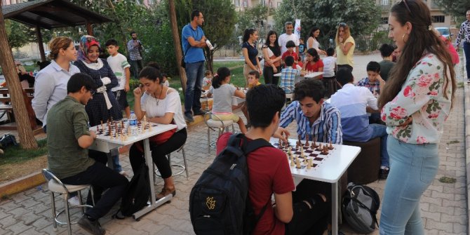 Mardinli çocuklar satranç için sokağa indi
