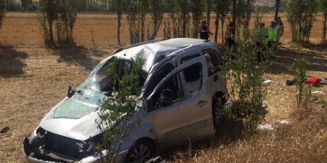 Kontrolden çıkan hafif ticari araç tarlaya uçtu: 1 ölü, 3 yaralı