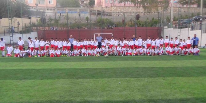 Kulp’ta 100 çocuğa spor kıyafeti dağıtıldı