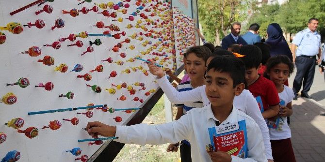 Öğrencilere Billboardlarda Kalem Ve Şeker Sürprizi