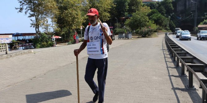 Şehit Eren Bülbül’ün mezarını ziyaret için kilometrelerce yol yürüdü