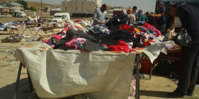 Özalp ilçesinde ikinci el giysi ve ayakkabı pazarı