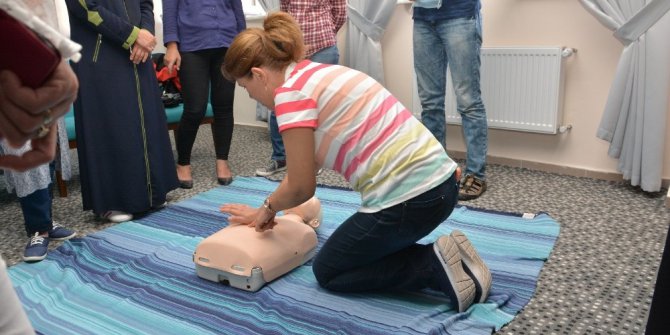 AK Parti Kadın Kollarından kadınlara ilk yardım eğitimi