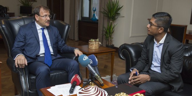 Başbakan Yardımcısı Çavuşoğlu, Avrupa Rohingya Konseyi Temsilcisi Kyaw’ı kabul etti