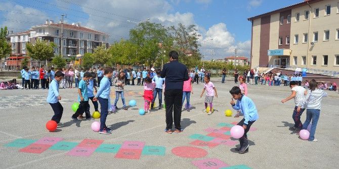 Karahisar Gençlik Merkezi Gönüllü Gençleri Minikler İle Bir Araya Geldi