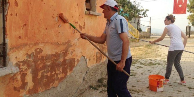 Fedakar öğretmenler boya yaptı